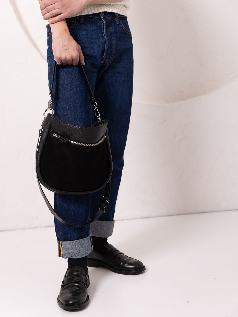 Lederhandtasche STELLA – Schwarz & Suede – Detailansicht 3
