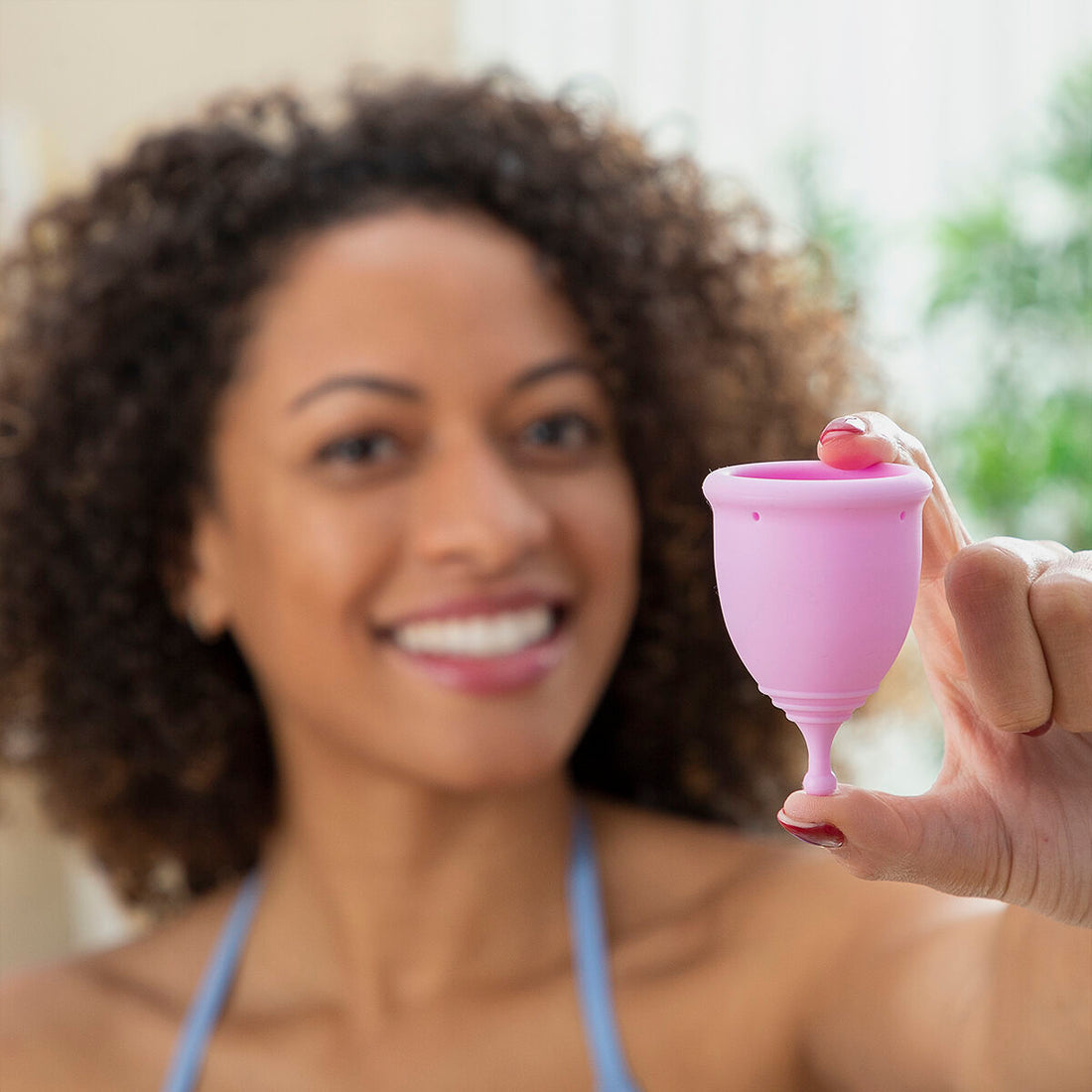 2er-Pack Menstruationstassen mit Zubehör Kuppy (Größe S 20 ml und Größe L 25 ml) – Detailansicht 2