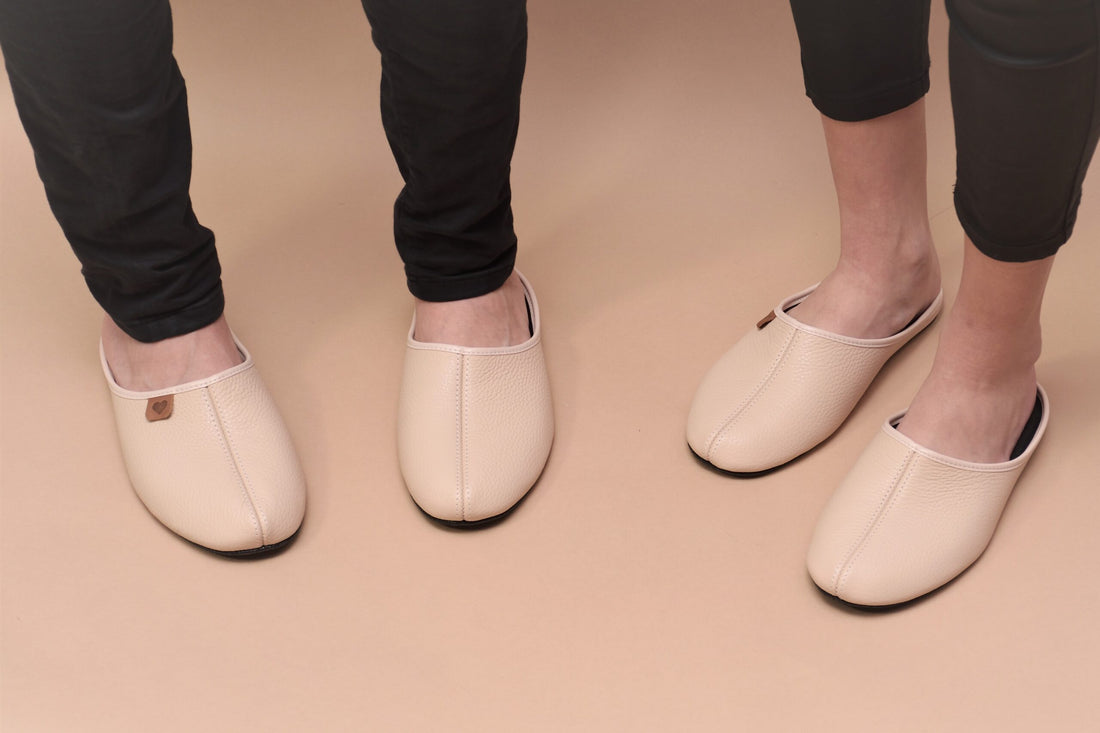 Leder Hausschuhe Sänna – Beige – Detailansicht 1