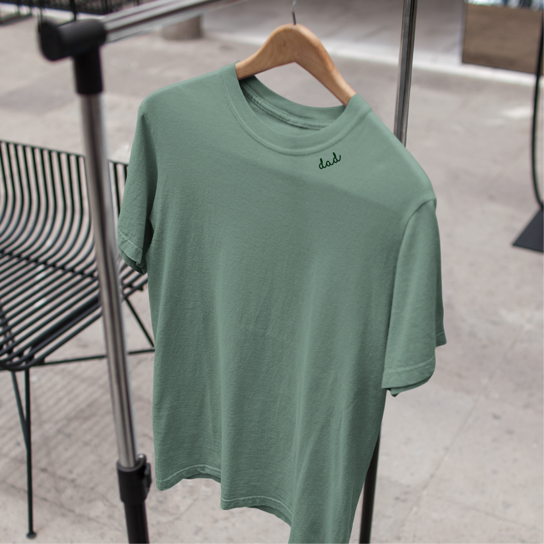Bio-Baumwoll-T-Shirt mit besticktem Kragen "Dad" – Detailansicht 1