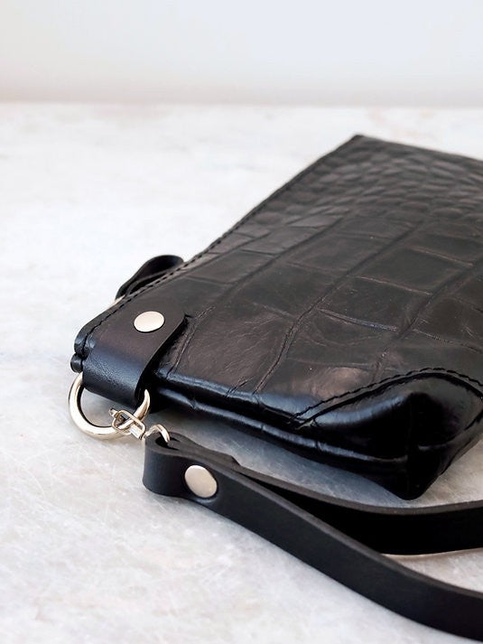 POUCH Geldbörse mit Handgelenkschlaufe – Schwarz Alligator – Detailansicht 3