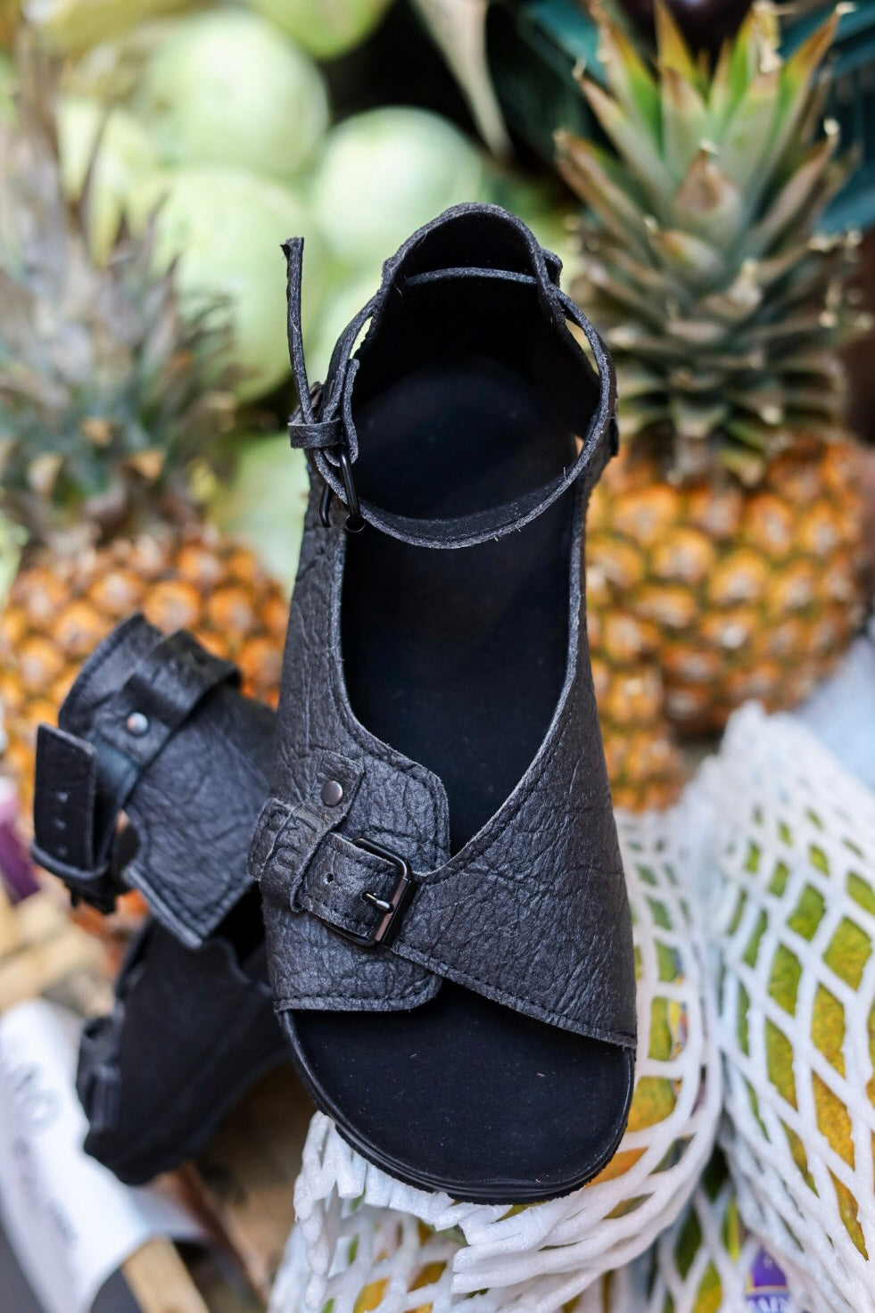 TOKU Athens Vegan Sandalen – Schwarz – Detailansicht 2