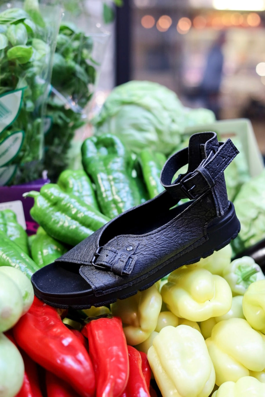 TOKU Athens Vegan Sandalen – Schwarz – Detailansicht 3