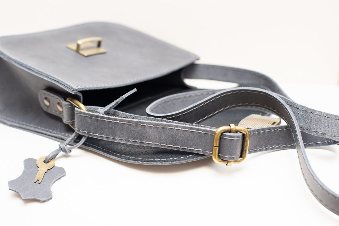 Große Satteltasche aus Naturleder – Grau – Detailansicht 4
