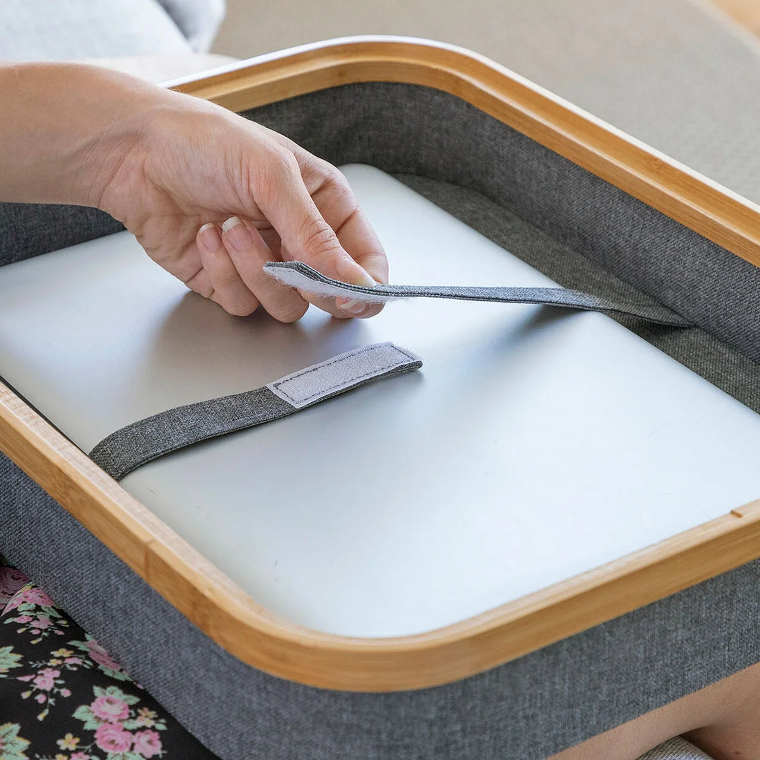 Larage Laptop-Unterlage mit Ablagefach 40,5 x 33 cm – Detailansicht 4