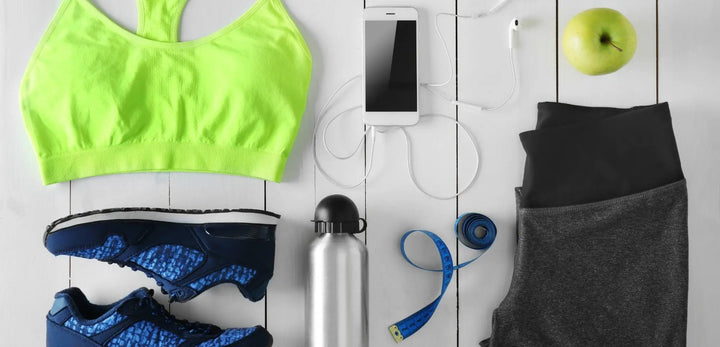 Sporttop, Sportschuhe und Trainingshose mit Trinkflasche