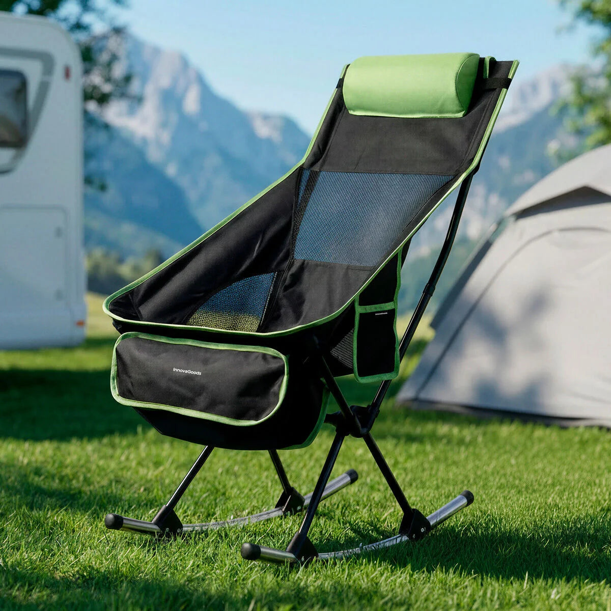 Trillow Camping-Schaukelstuhl in Schwarz und Grün auf einem Campingplatz