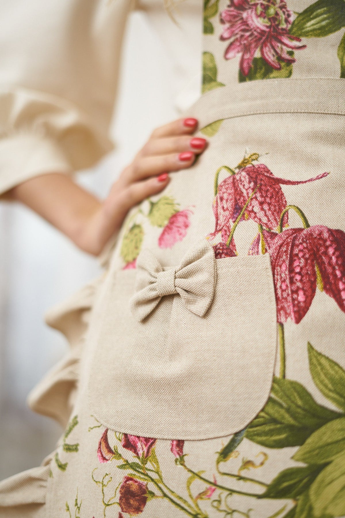 Halbschürze für Damen mit Rüschen und Tasche – Botanico – Produktansicht 2