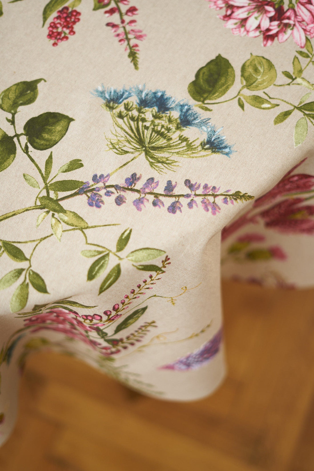 Runde Tischdecke mit Blumenmuster – Botanico – Detailansicht 1