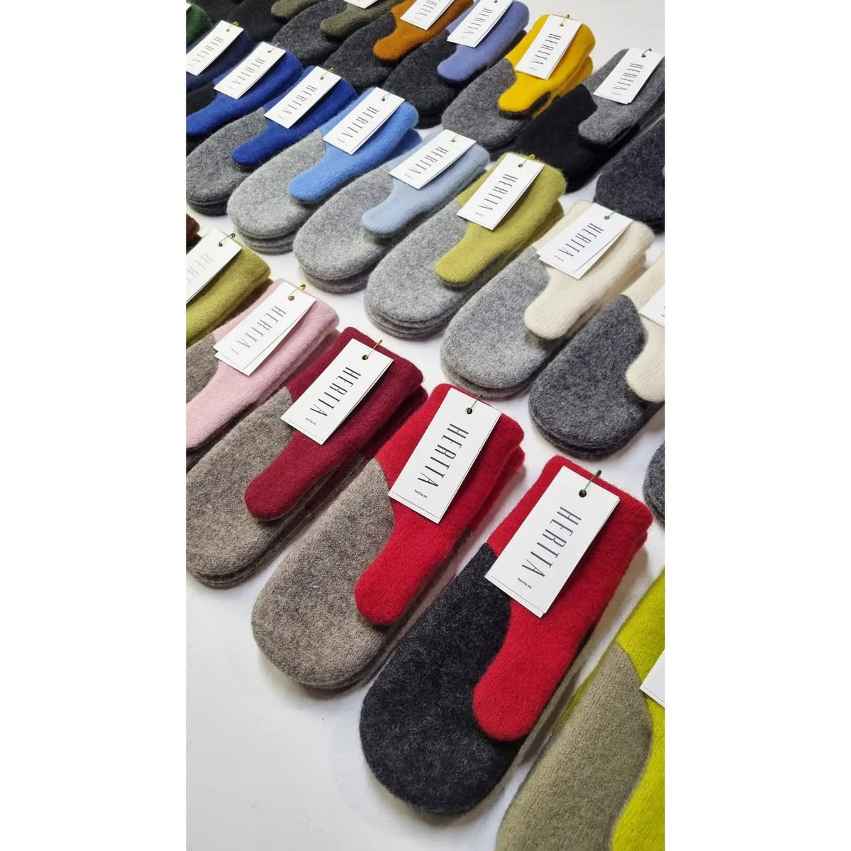Gefilzte Wollhandschuhe – Bordeaux, Schwarz – Produktansicht 3