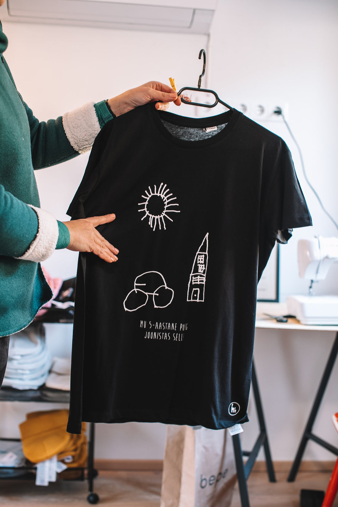 T-Shirt mit der Zeichnung Ihres Kindes – Detailansicht 2