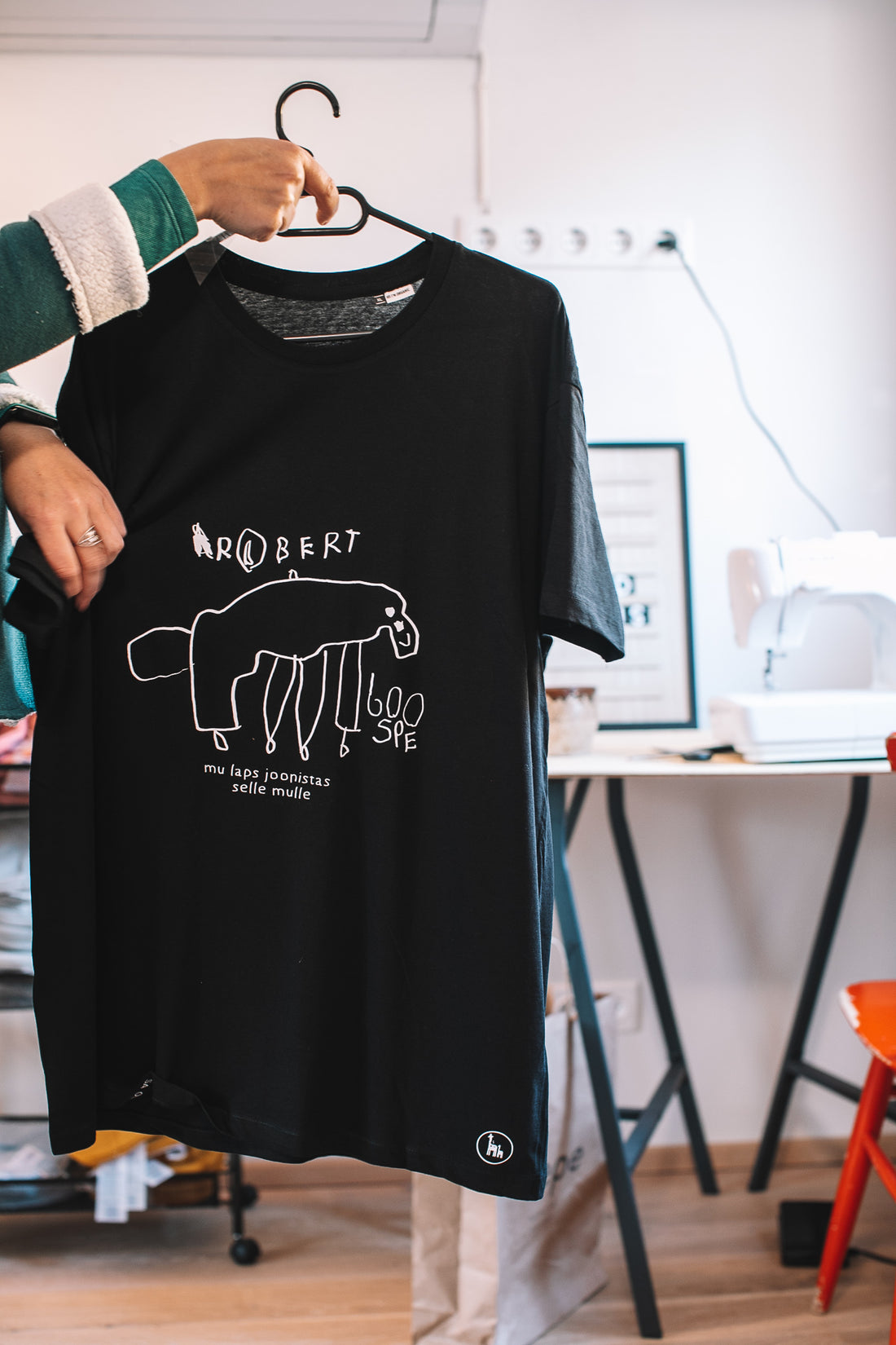 T-Shirt mit der Zeichnung Ihres Kindes – Detailansicht 1