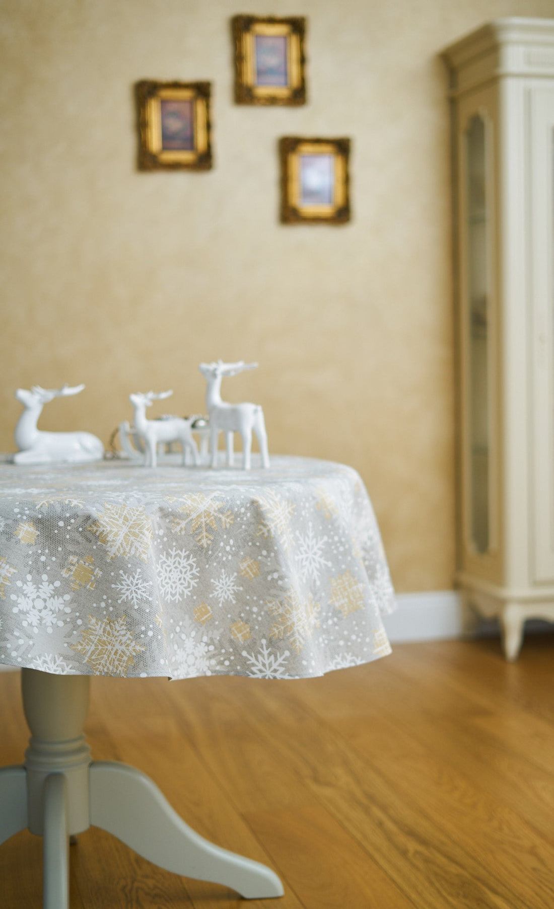 Runde Tischdecke mit Weihnachtsmotiv Schneeflocken – Detailansicht 1
