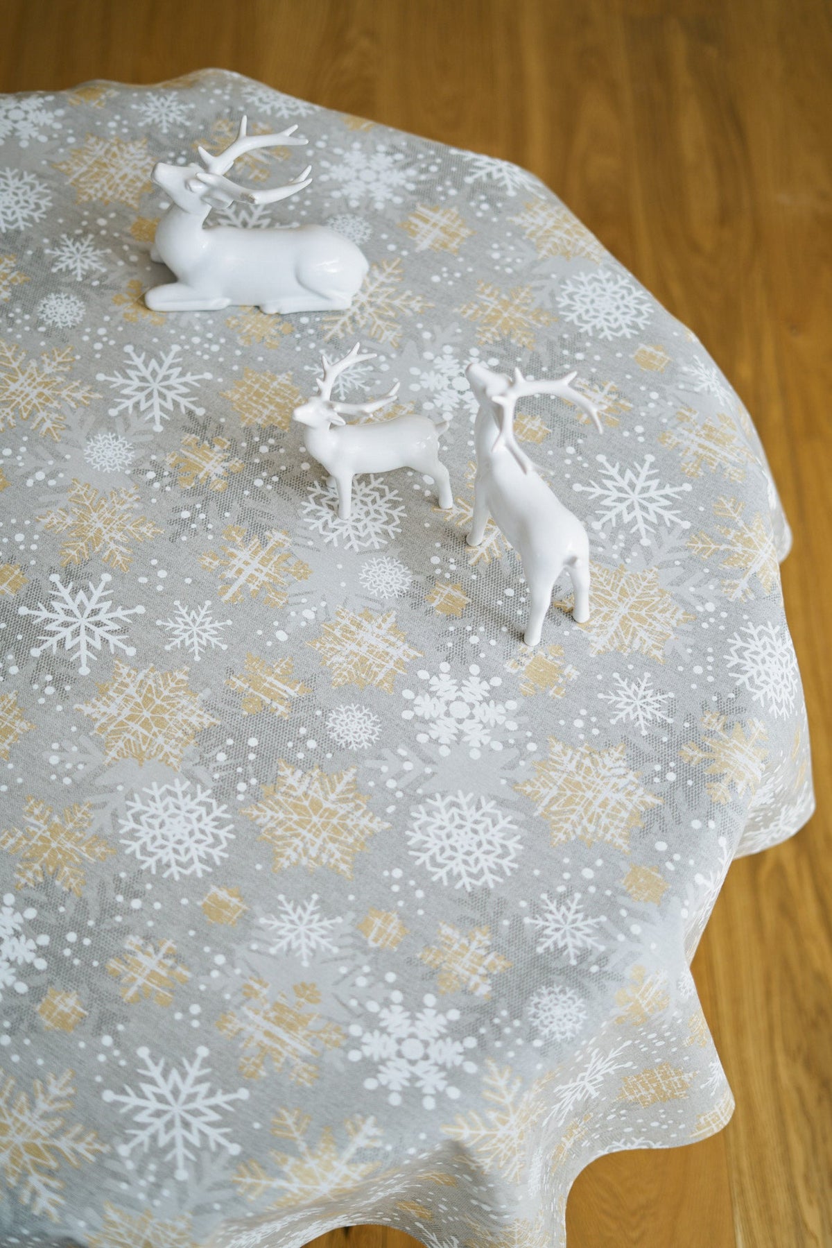 Runde Tischdecke mit Weihnachtsmotiv Schneeflocken – Produktansicht 2