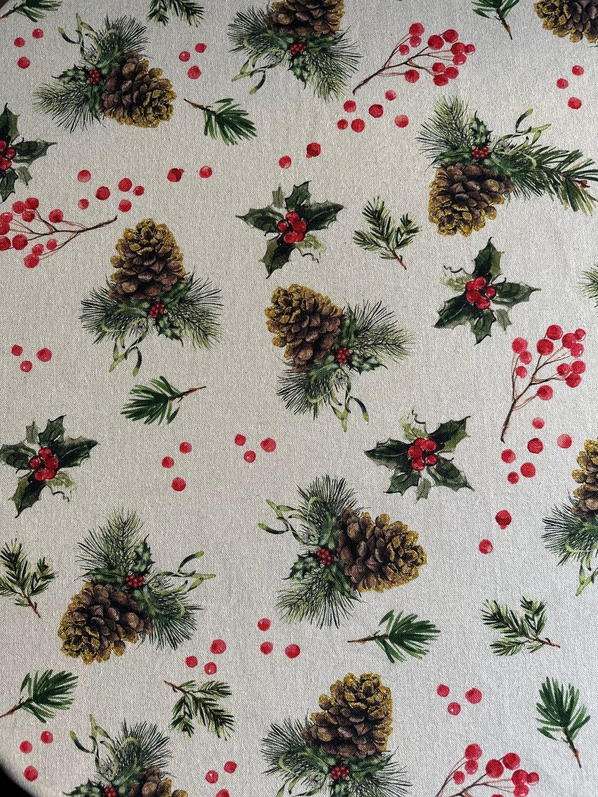 Runde Tischdecke mit Weihnachtsmotiv – Golden Pine – Produktansicht 2