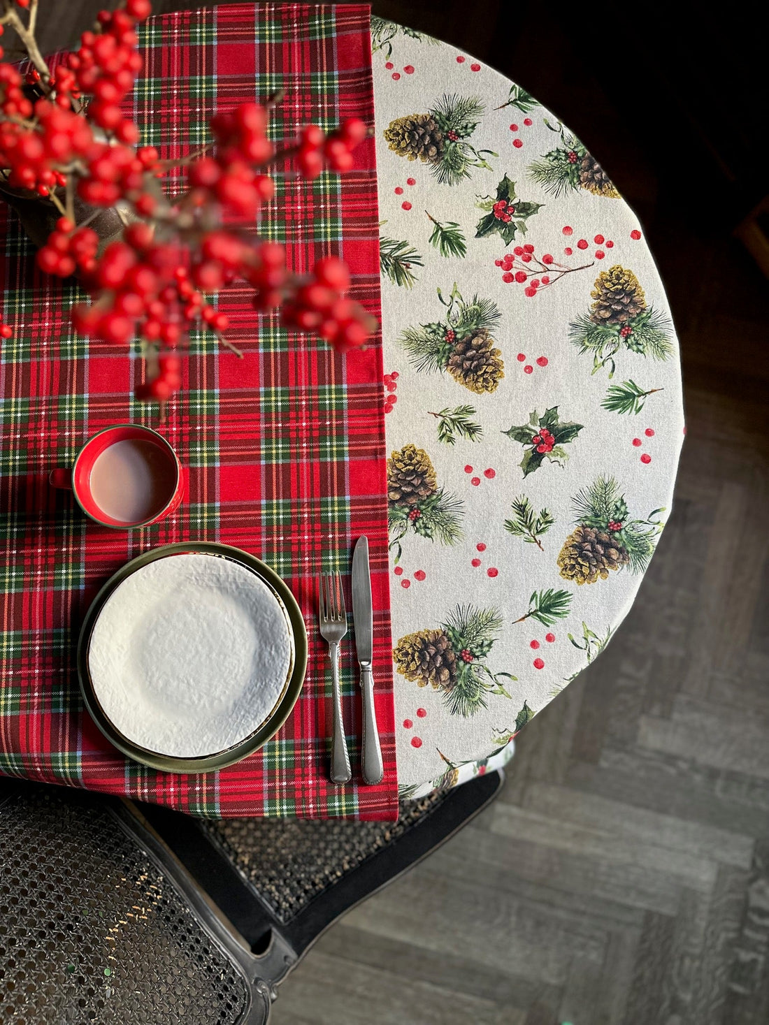 Runde Tischdecke mit Weihnachtsmotiv – Golden Pine – Detailansicht 1