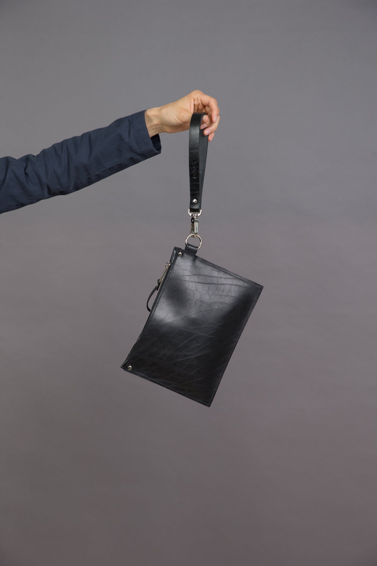 Leder-Clutch PYKOK Nina Schwarz mit Handschlaufe – Produktansicht 4