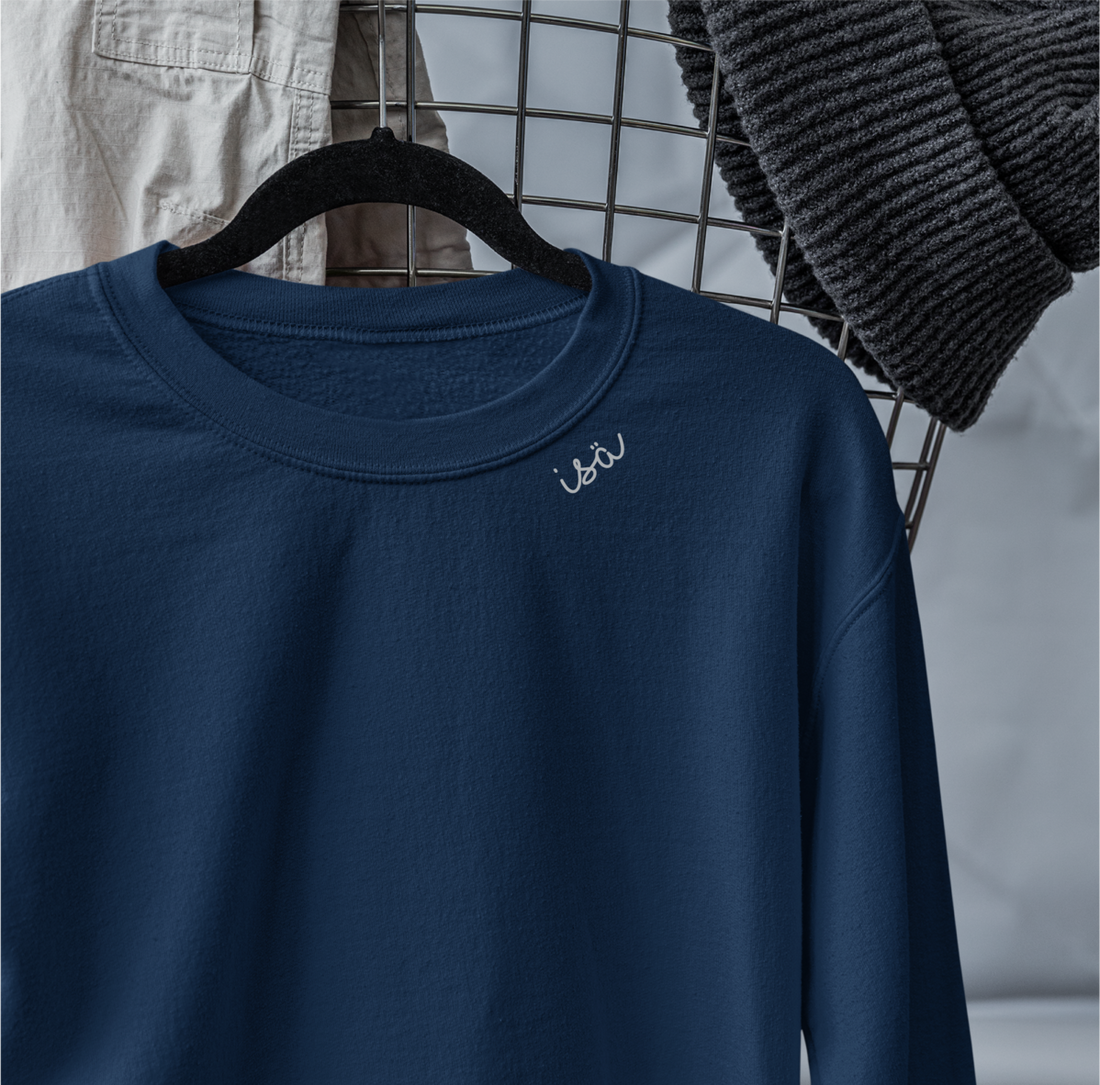 Bio-Baumwoll-Sweatshirt mit besticktem Kragen "Isä" (FIN) – Detailansicht 3