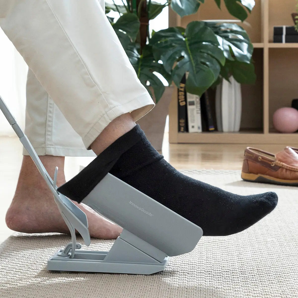 Innovatives Wohlfühlerlebnis - Socken- und Schuhanzieher Shoeasy bei AWK Flagship e.U.