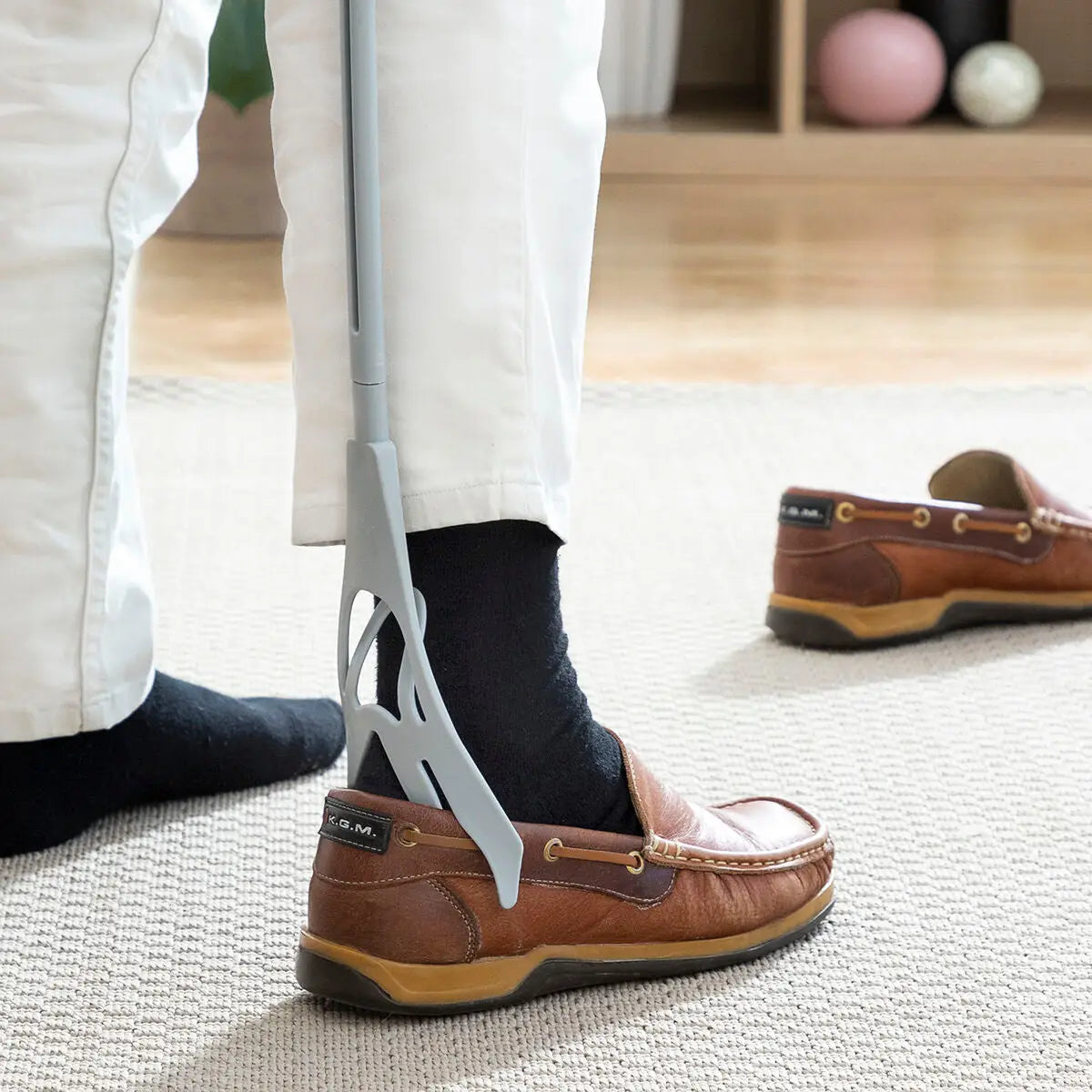 Innovatives Wohlfühlerlebnis - Socken- und Schuhanzieher Shoeasy bei AWK Flagship e.U.