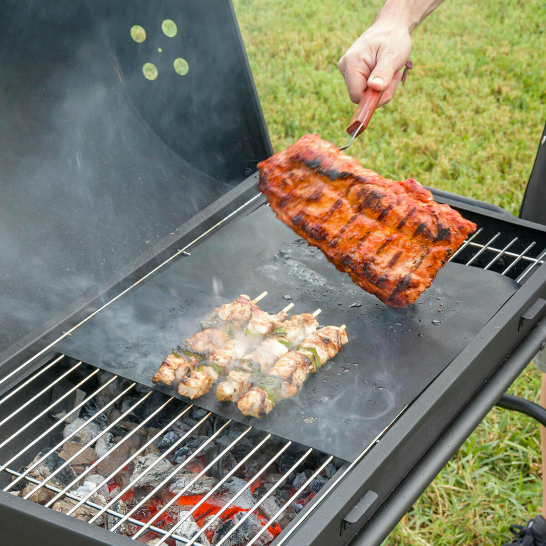 Pack Zusammenklappbarer Holzkohlegrill aus Edelstahl und Grill- und Backmatte – Detailansicht 3