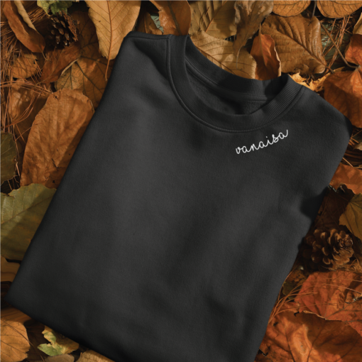 Bio-Baumwoll-Sweatshirt mit besticktem Kragen "Vanaisa" (EE) – Produktansicht 5
