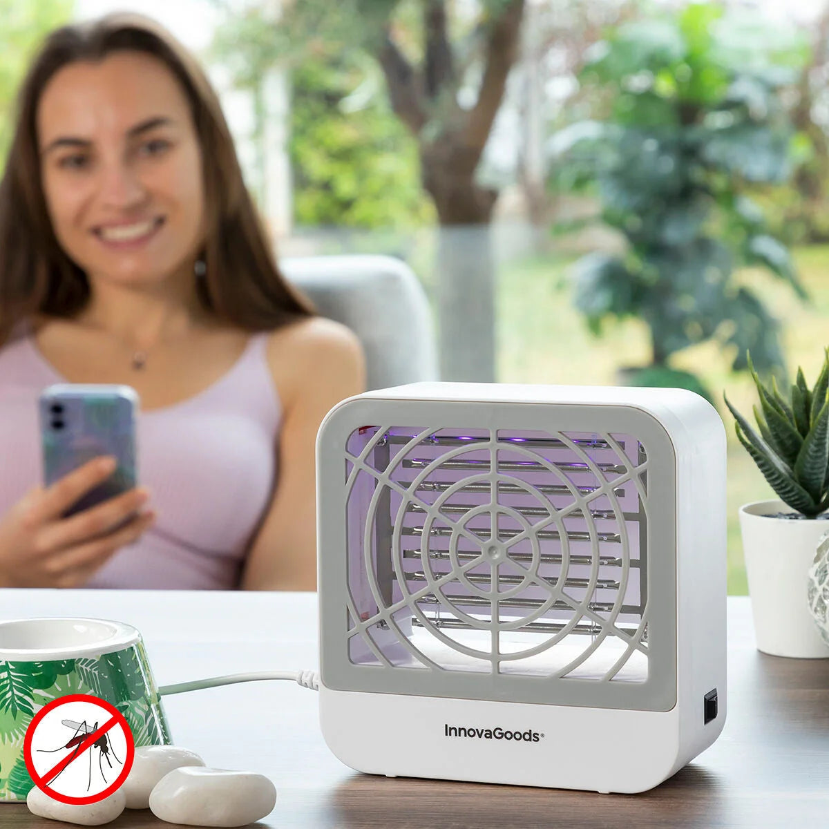 KL Box Anti-Mücken-Lampe auf einem Tisch im Wohnbereich