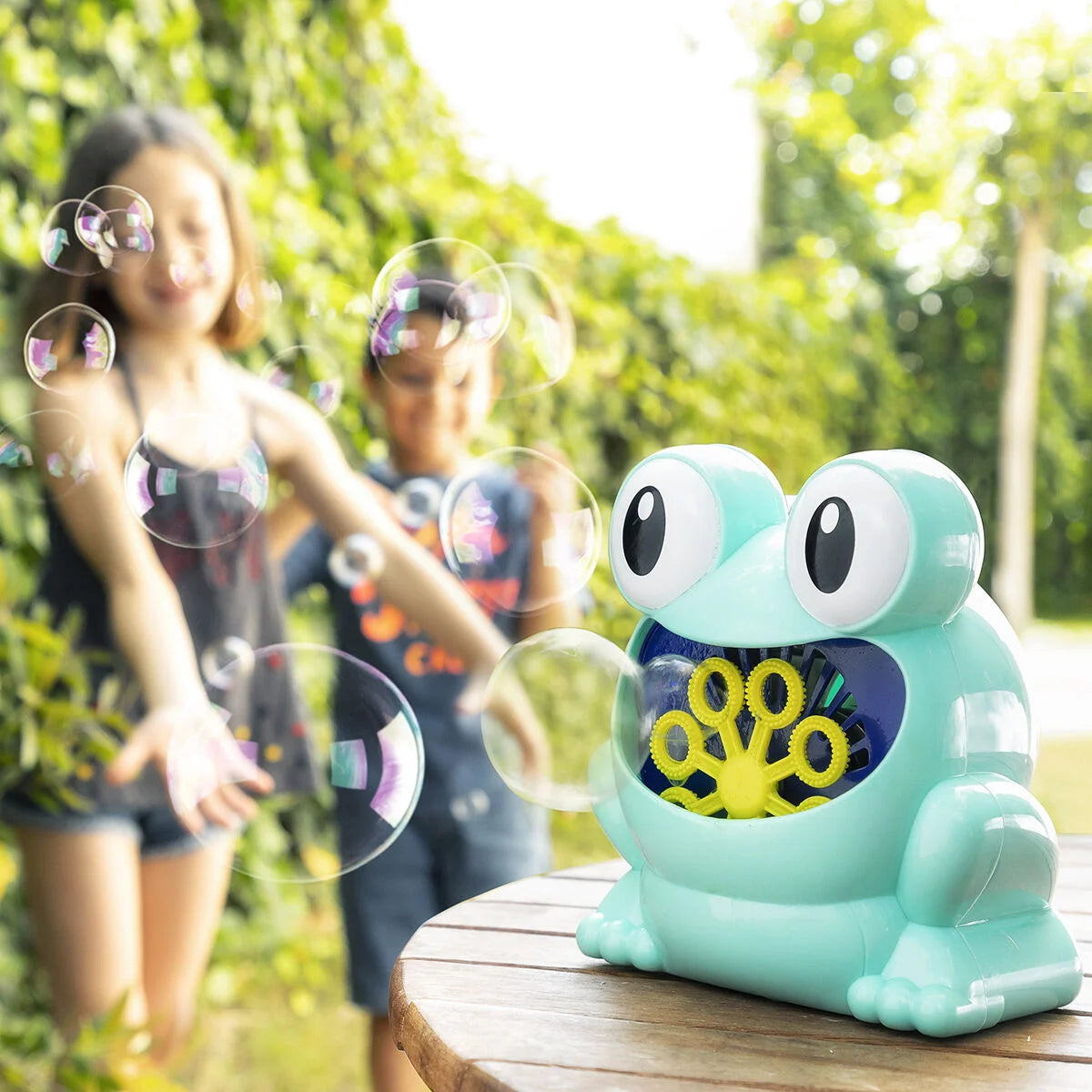 Froggly Seifenblasenmaschine im Garten mit spielendem Kind