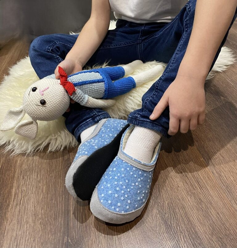 Barfuß-Kinderhausschuhe Poksa Blaue Punkte – Produktansicht 3