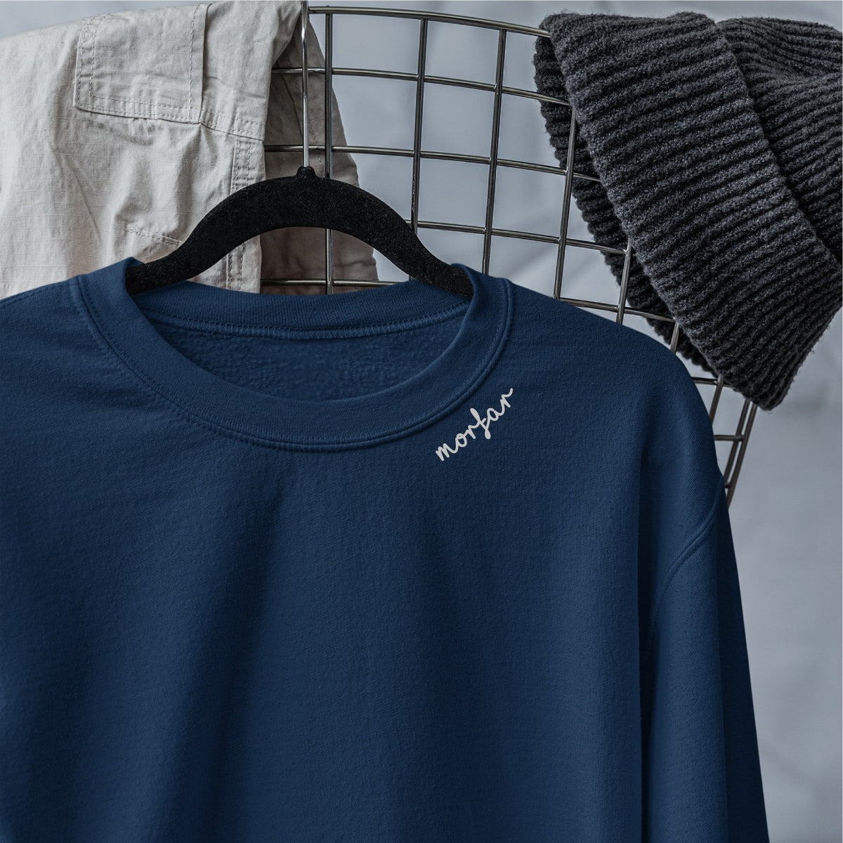 Bio-Baumwoll-Sweatshirt mit besticktem Kragen "Morfar" (SE) – Produktansicht 3