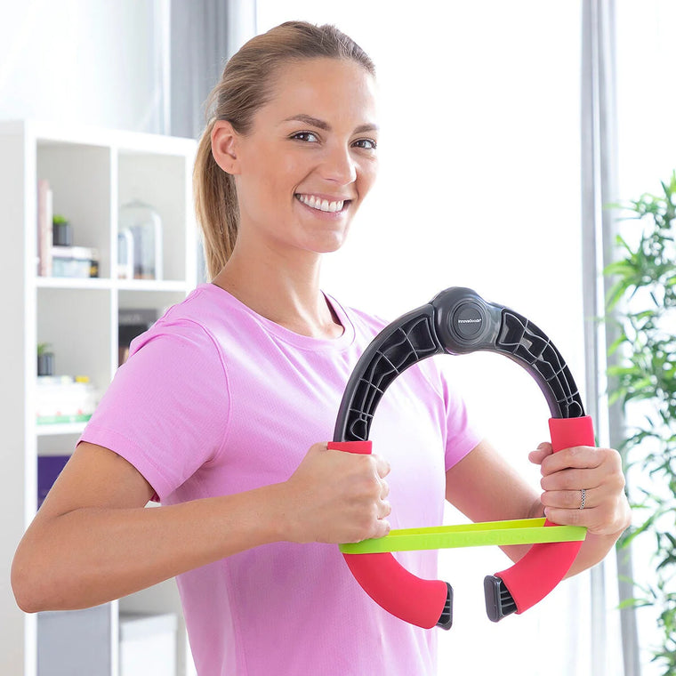 Frau trainiert mit Forcearc Armtrainer und grünem Widerstandsband