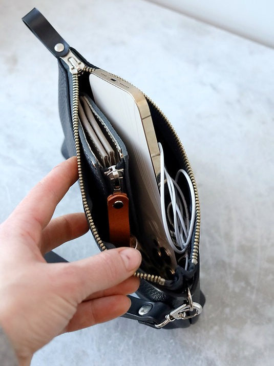 POUCH Geldbörse mit Handgelenkschlaufe – Schwarz Alligator – Produktansicht 5