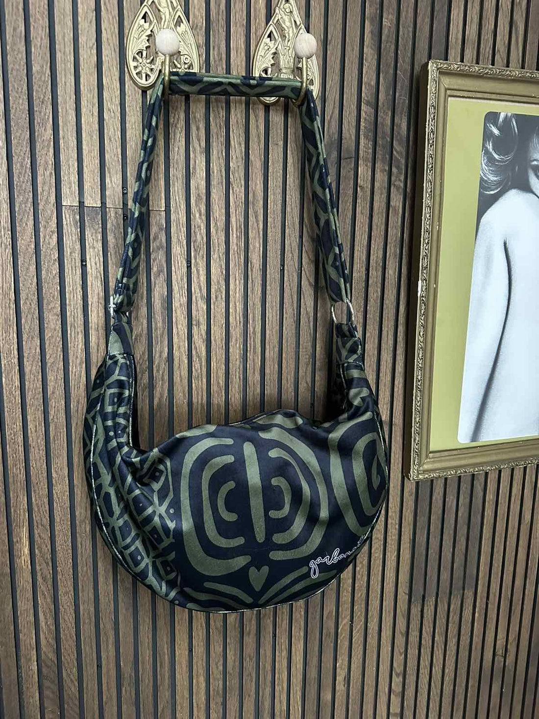 Hobo-Handtasche – Khaki-Muster – Detailansicht 2