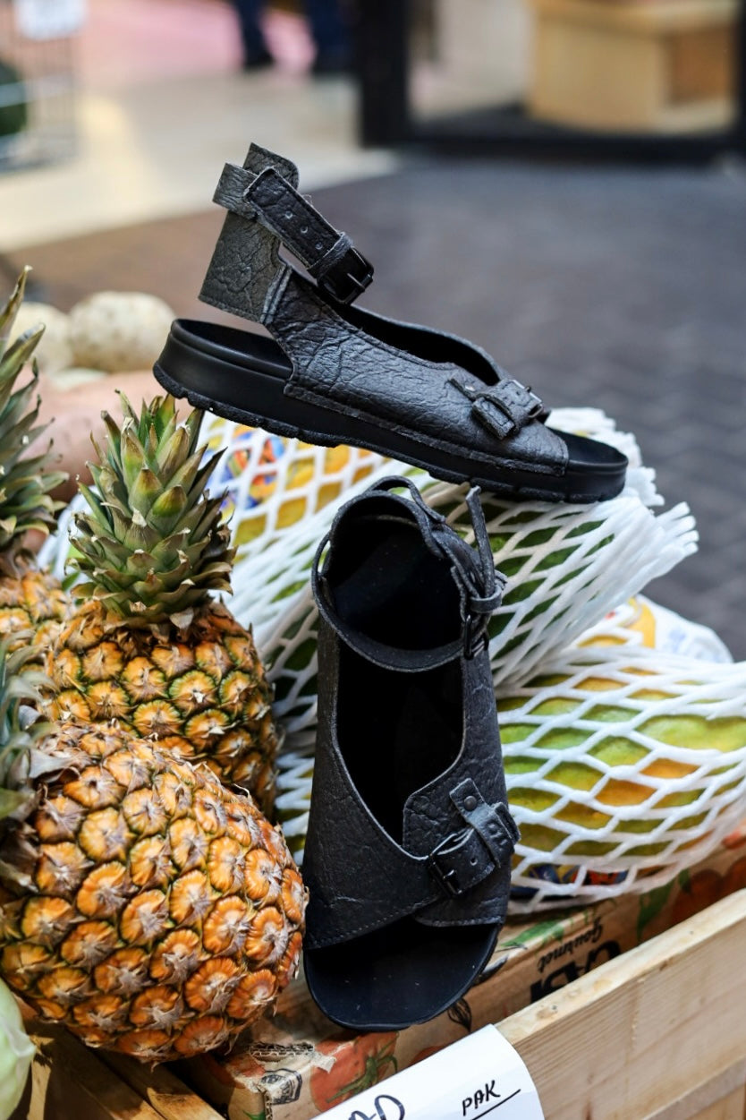 TOKU Athens Vegan Sandalen – Schwarz – Detailansicht 1