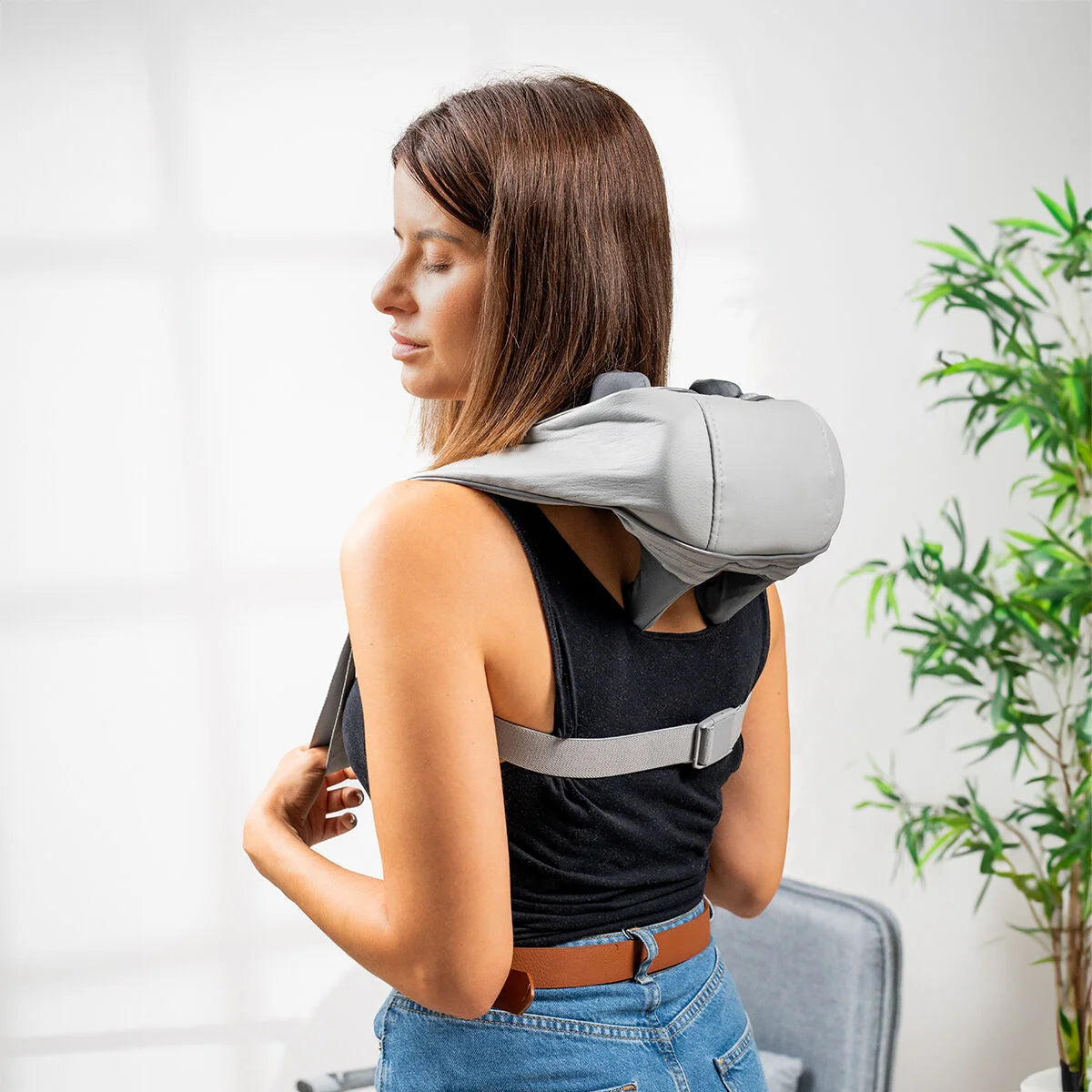 Silax 6D-Massagegerät wird über Nacken und Schultern getragen