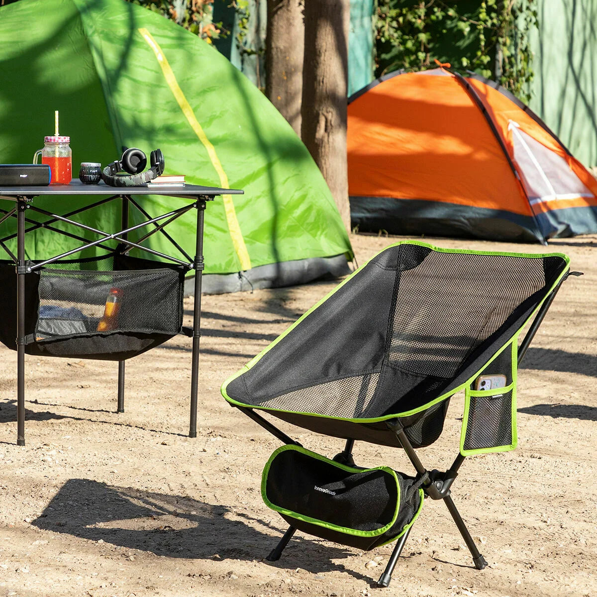 Folstul Campingstuhl in schwarzer und grüner Ausführung am Zelt