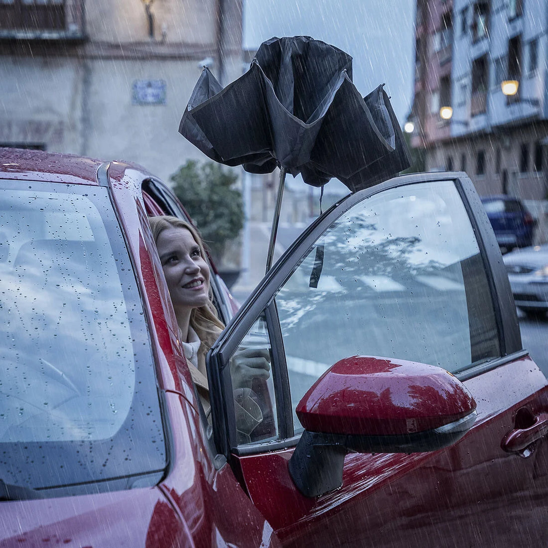 Regenschirm mit umgekehrter Faltung und mit LED Folbrella – Detailansicht 1
