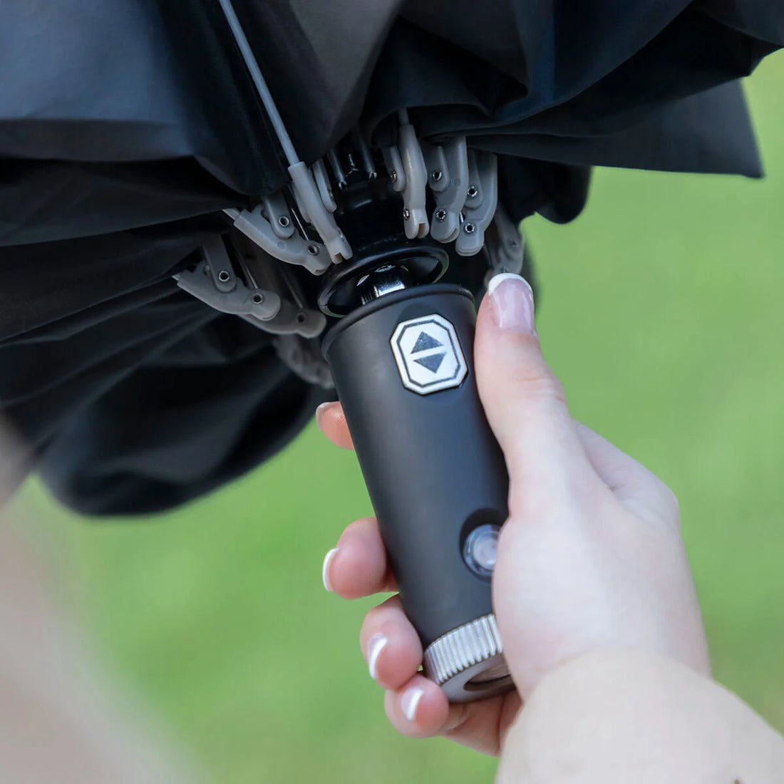 Regenschirm mit umgekehrter Faltung und mit LED Folbrella – Detailansicht 5