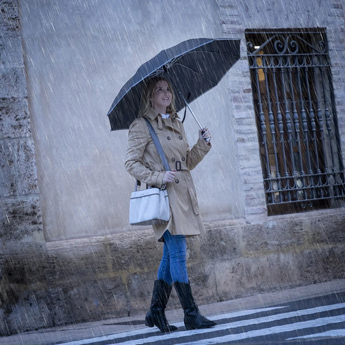 Regenschirm mit umgekehrter Faltung und mit LED Folbrella – Detailansicht 3