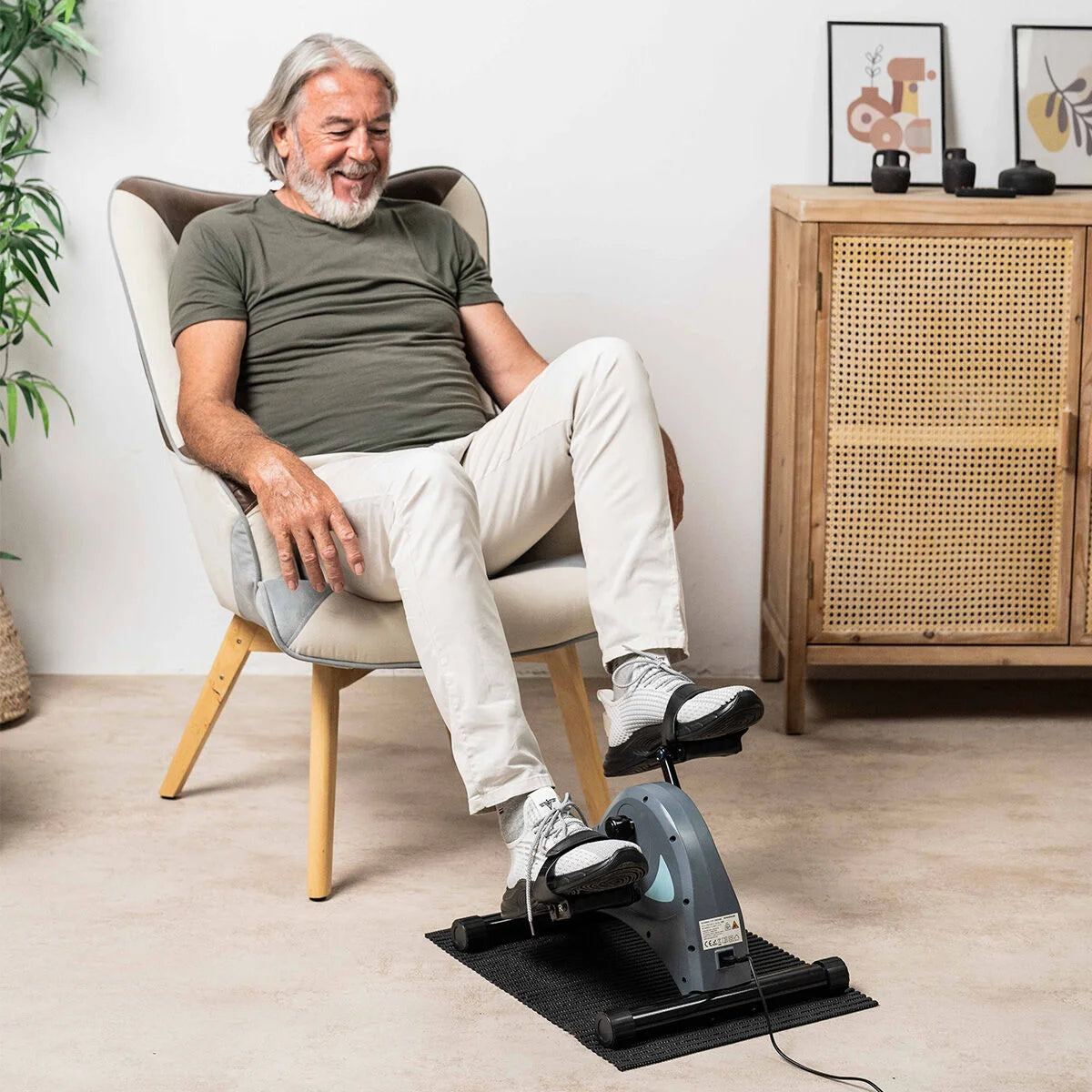 Mann nutzt den Velora 3000 Pedaltrainer im Sitzen
