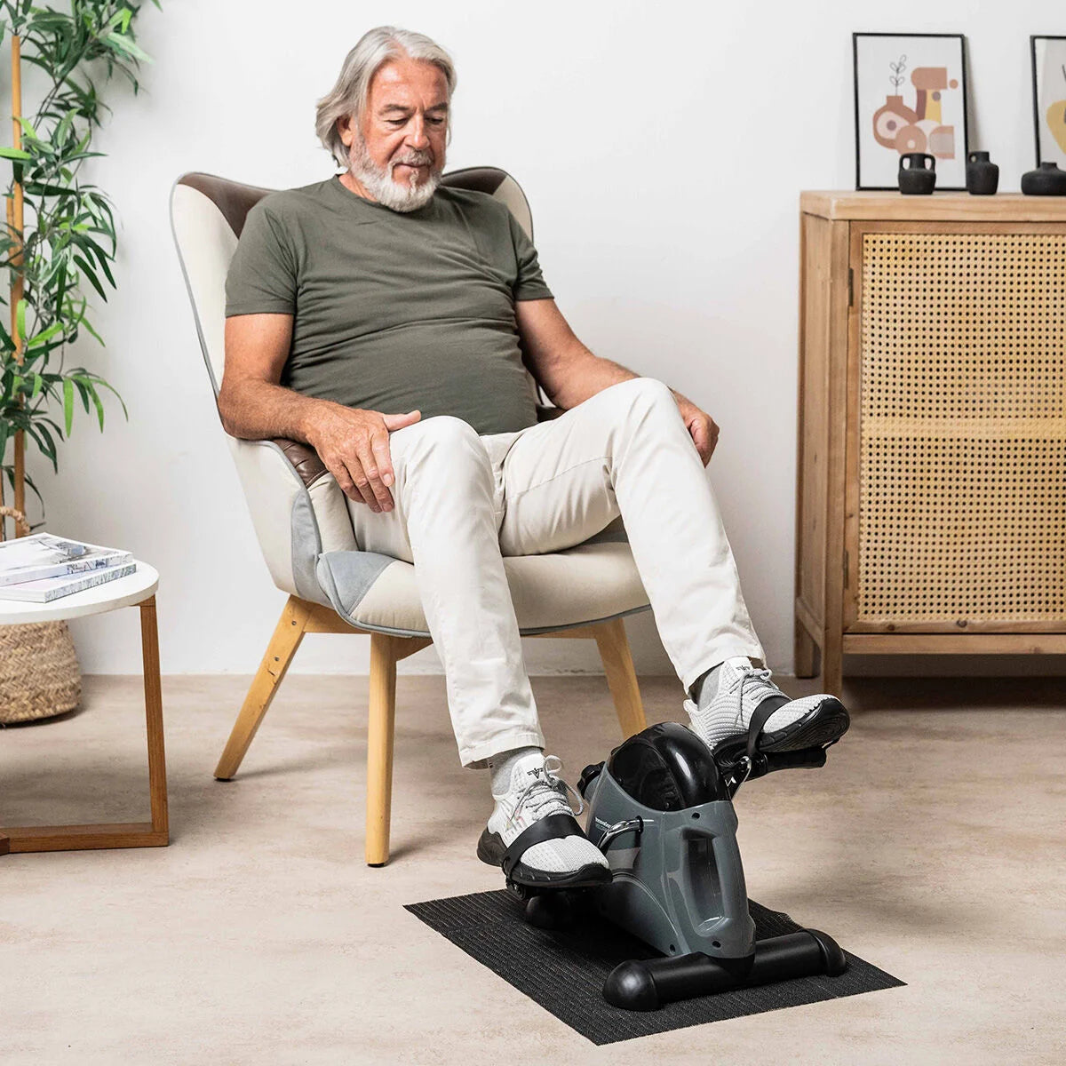 Mann nutzt den Velora 2100 Pedaltrainer im Sitzen