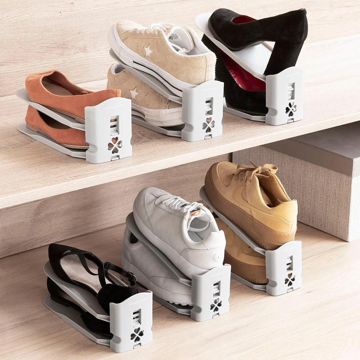 Sholzzer Schuhhalter mit verschiedenen Schuharten im Regal