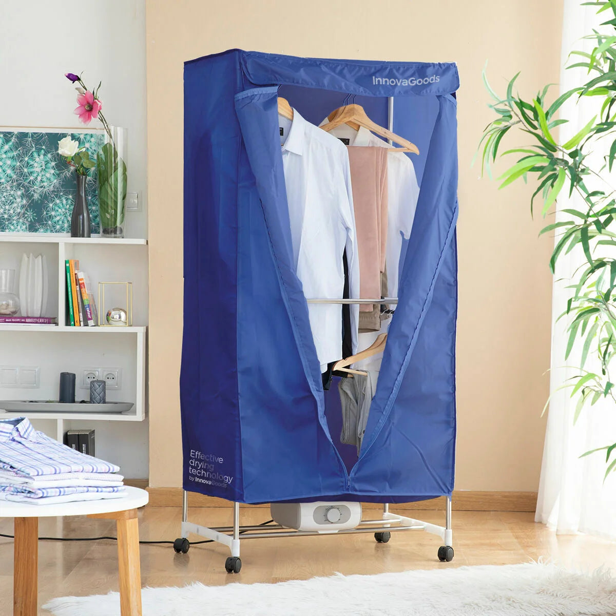 Blauer Dupledry Wäschetrockner mit aufgehängter Kleidung