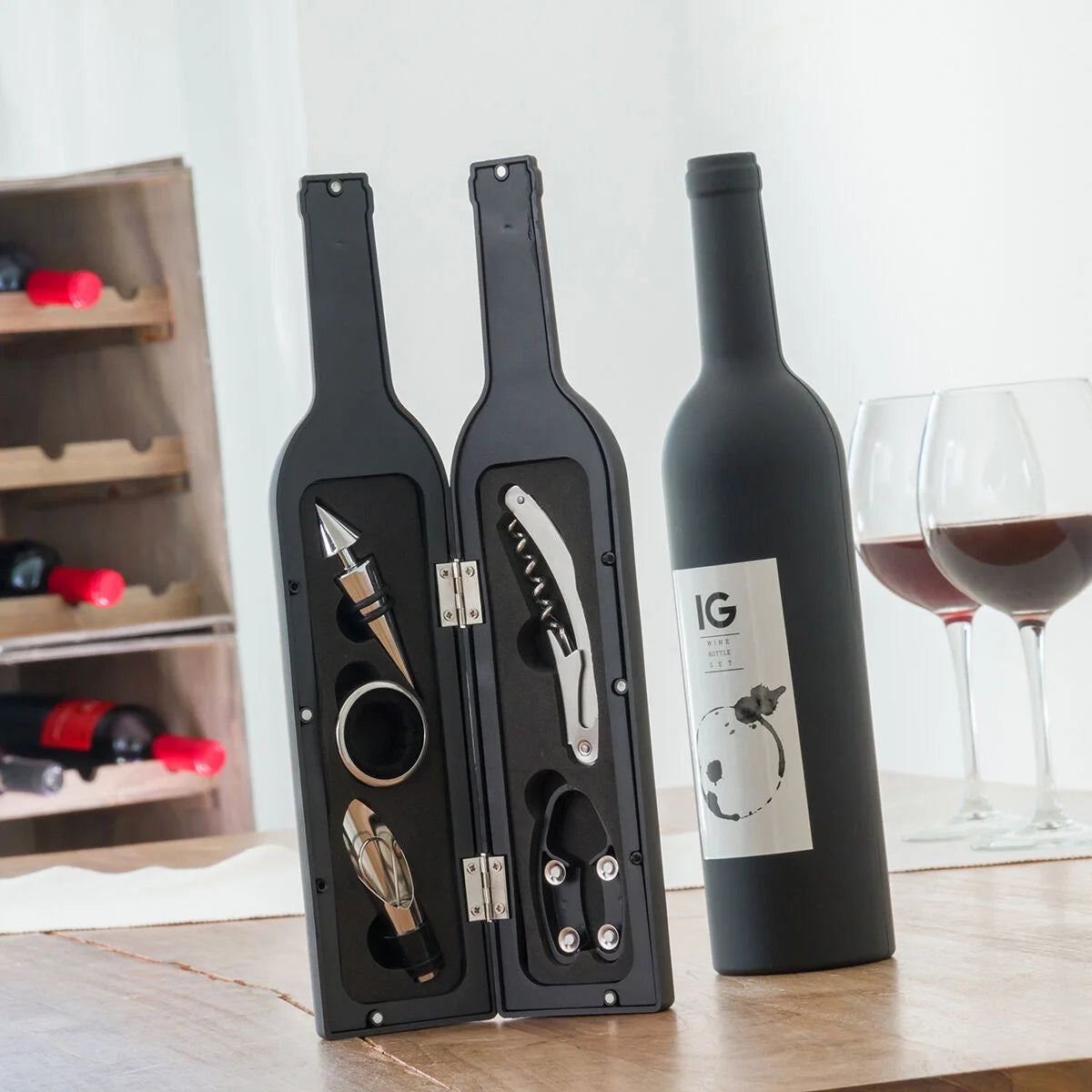 Fünfteiliges Weinzubehör-Set in geöffneten Flaschenboxen