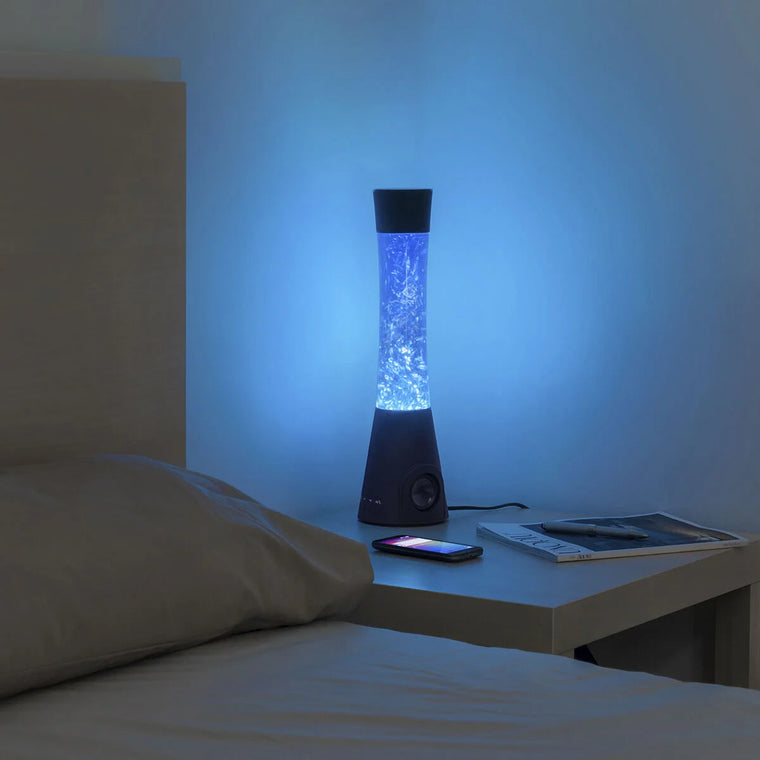Blaue Flow Lamp Lavalampe als Beleuchtung am Bett