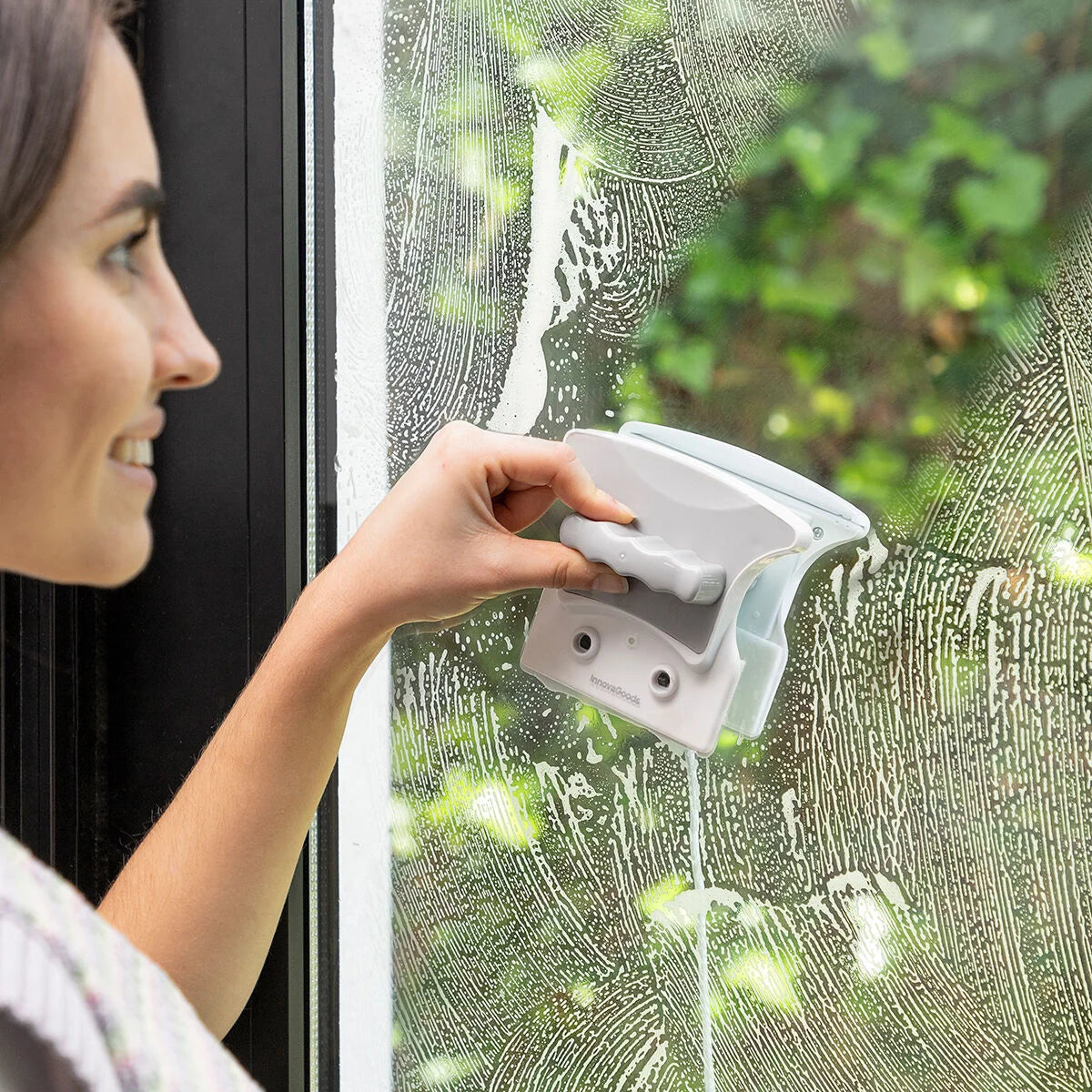 Magly Fensterreiniger beim Reinigen der Innenseite einer Scheibe