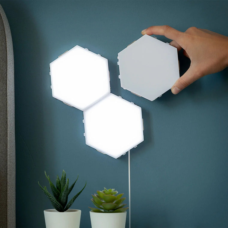Drei Tilight LED-Panels werden an einer Wand angeordnet