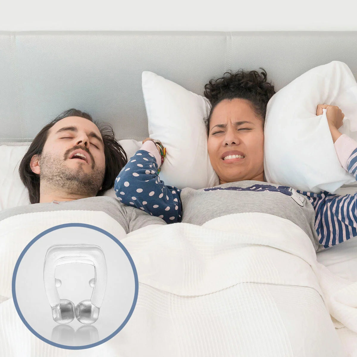 Paar im Bett mit Detailansicht des transparenten Nasenspreizers