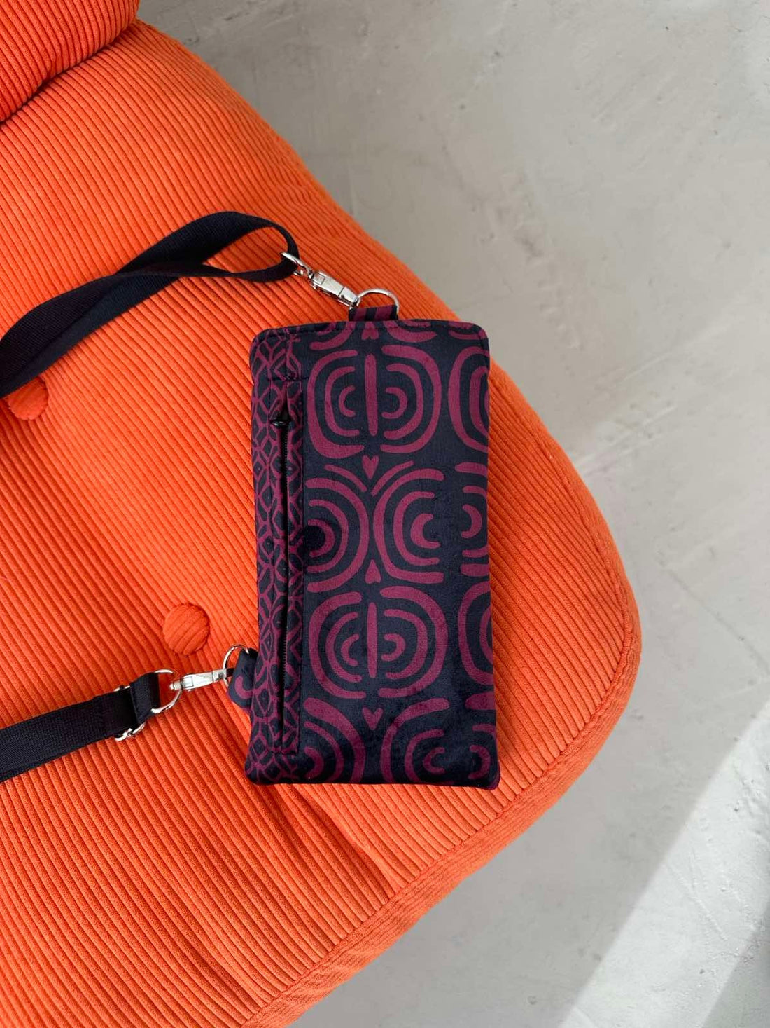 Handytasche – Bordeaux Muster – Detailansicht 1