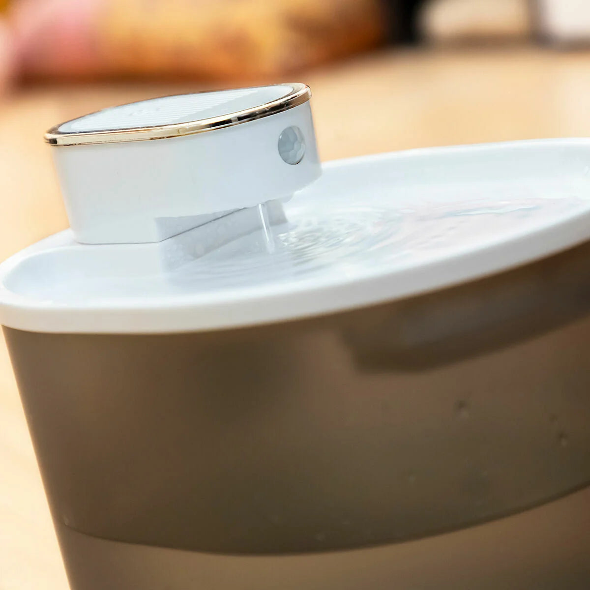 Trinkbrunnen für Katzen mit Akku und Sensor Refopet – Produktansicht 2